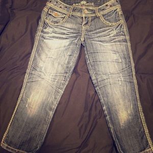 Almost famous crop jean capris w/ pocket details